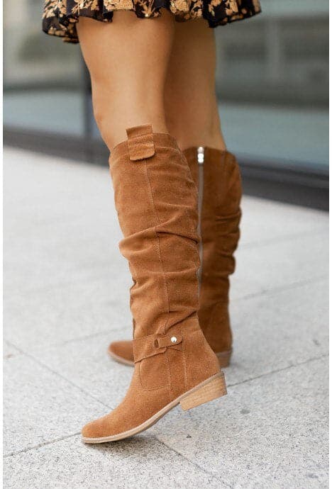 Bottes en daim élégantes pour femmes avec lanières et boucles décoratives, coupe ample pour confort quotidien.