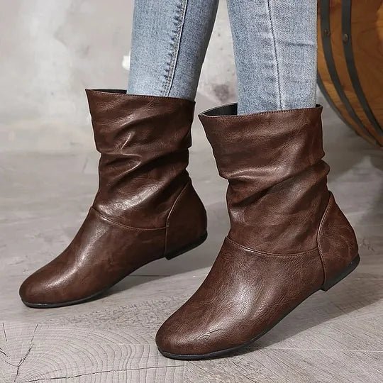 Femme portant des bottes élégantes avec semelle antidérapante, marchant avec assurance et confort.