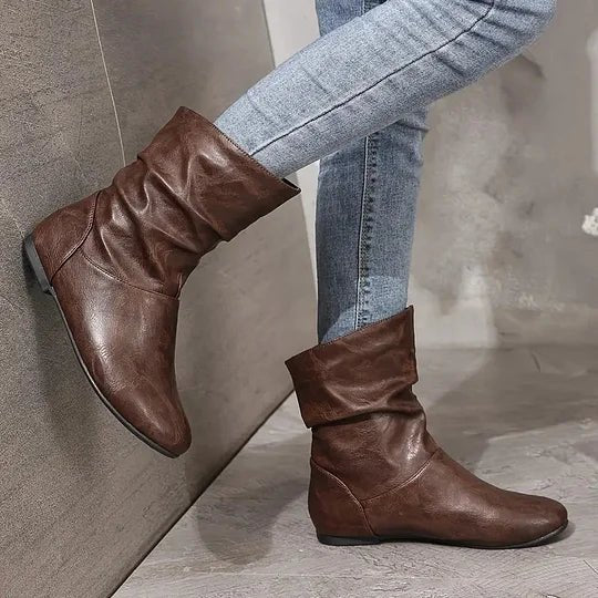 Bottines femme mi-hautes, chic et confortables, avec semelle antidérapante pour une élégance pratique.