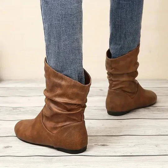 Paire de bottes femme élégantes vue de face, style mode, pour un look polyvalent et confortable.