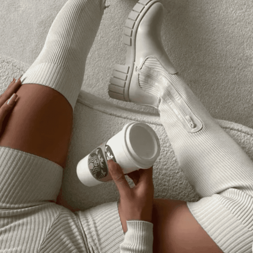 Élégantes bottes femme Skylar Stretch noires, épousant la jambe, idéales pour un style moderne et confortable.