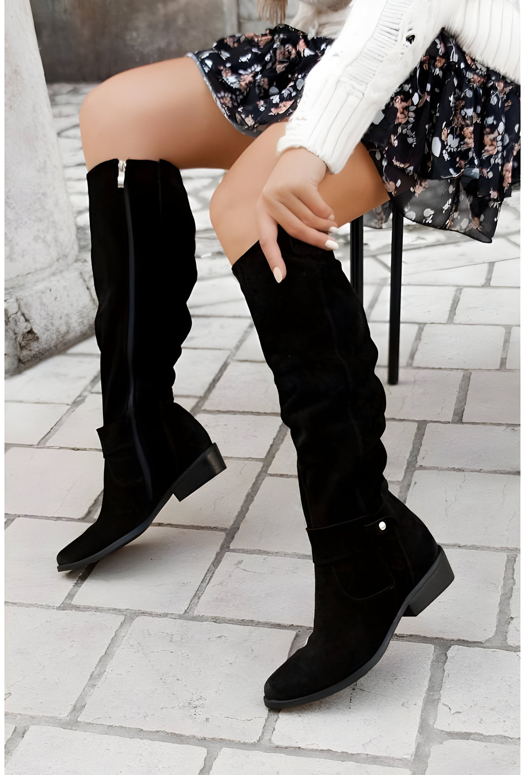 Bottes hautes classiques pour femmes, noires, pour un style mode hivernal élégant et confortable.