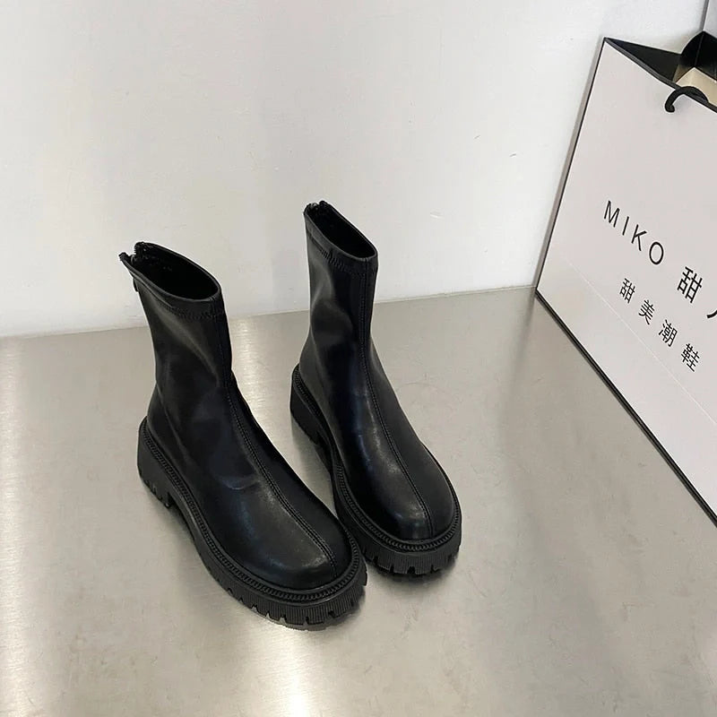 Bottes femme élégantes, imperméables, antidérapantes. Confort hivernal pour le quotidien et l'extérieur.