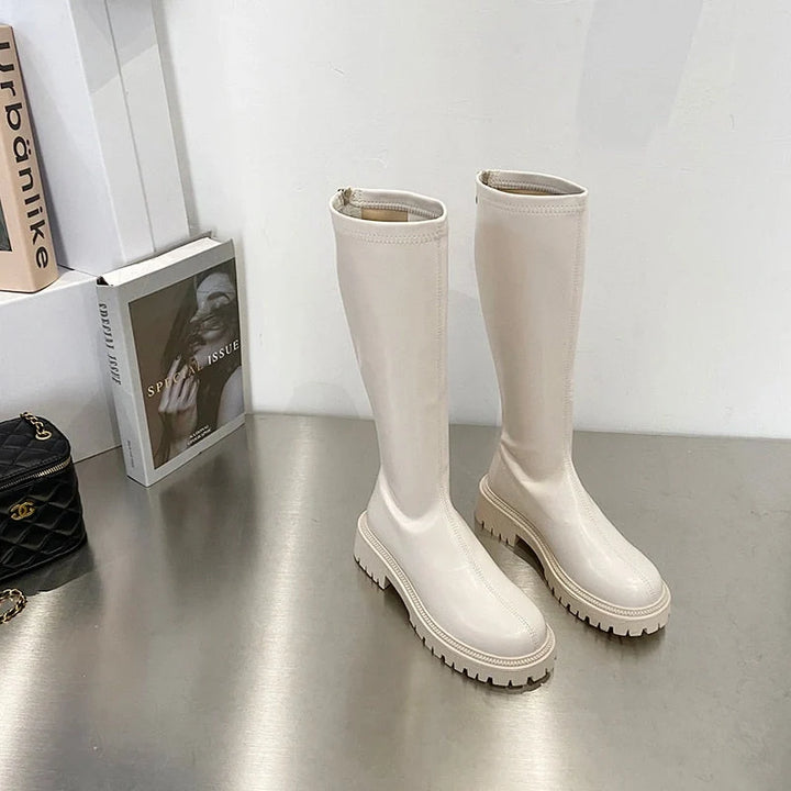 Bottes hautes femme pour l'hiver, style mode élégant, protection imperméable et confort extérieur.