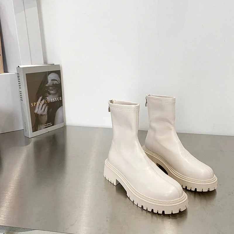 Bottes élégantes pour femme, chaudes et imperméables. Idéales pour le quotidien et les activités extérieures.