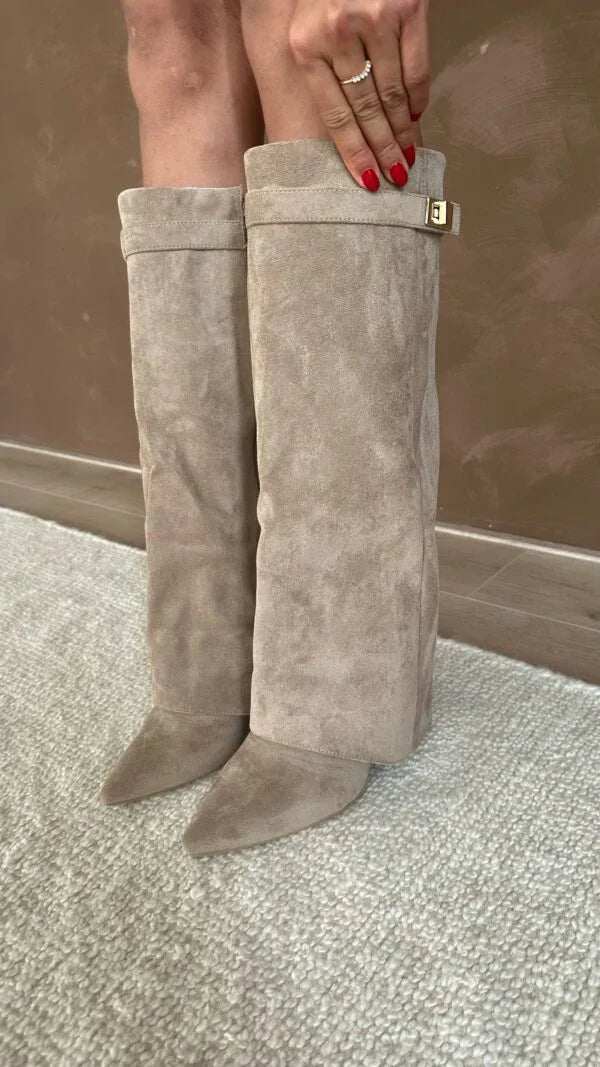 Bottes hautes femme noires élégantes en suédine à talon avec boucle dorée, vue de face chic hiver