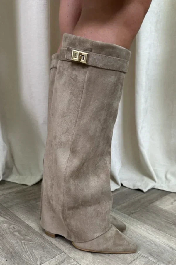 Bottes hautes femme en suédine marron avec talon bloc confortable et boucle dorée, automne mode