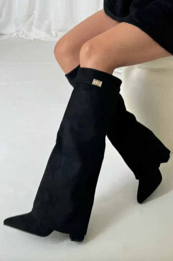 Vue latérale de bottes hautes femme noires en suédine, talon élégant et design mode avec boucle