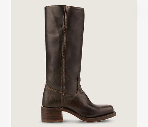 Bottes hautes femmes en cuir, élégantes et intemporelles.  Style sophistiqué.