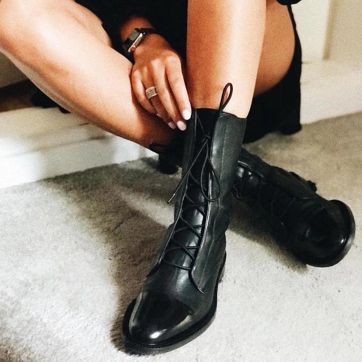 Bottes femme à talon stable et lacets chics. Chaussures montantes élégantes, parfaites pour l'automne-hiver.