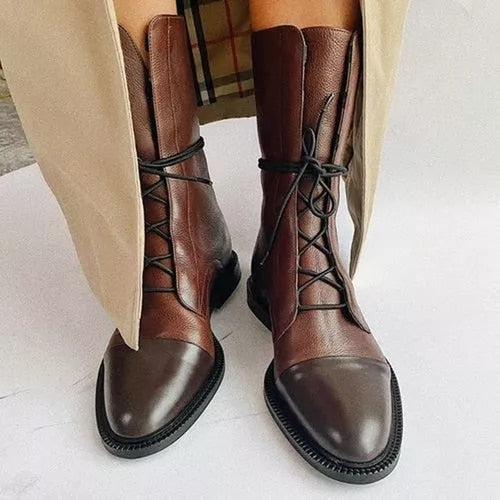 Bottes femme montantes à lacets ajustables et talon stable. Chaussures élégantes pour la mode hiver chic.