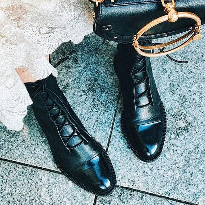 Bottes élégantes pour femme, idéales pour l'automne-hiver. Chaussures hautes à talon et lacets pour un look chic.