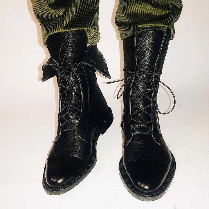 Bottes à talon stable et lacets chics pour femme. Chaussures hautes confortables et élégantes, parfaites pour l'hiver.