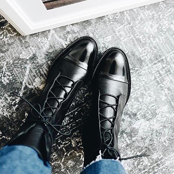 Bottes femme chic et raffinées. Chaussures hautes à lacets et talon, idéales pour la mode automne-hiver.