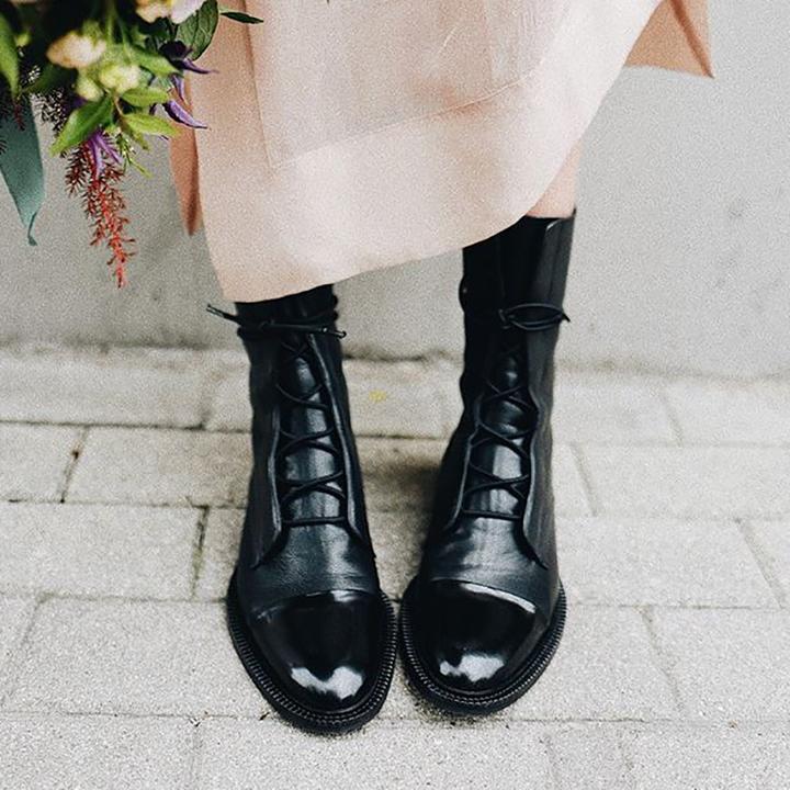 Bottes hautes femme à talon. Design élégant avec lacets, parfaites pour sublimer votre style cet automne-hiver.