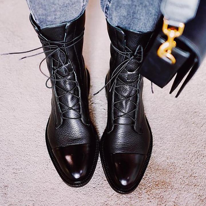Chaussures montantes femme avec des lacets décoratifs et un talon stable. Bottes élégantes pour un style chic hivernal.