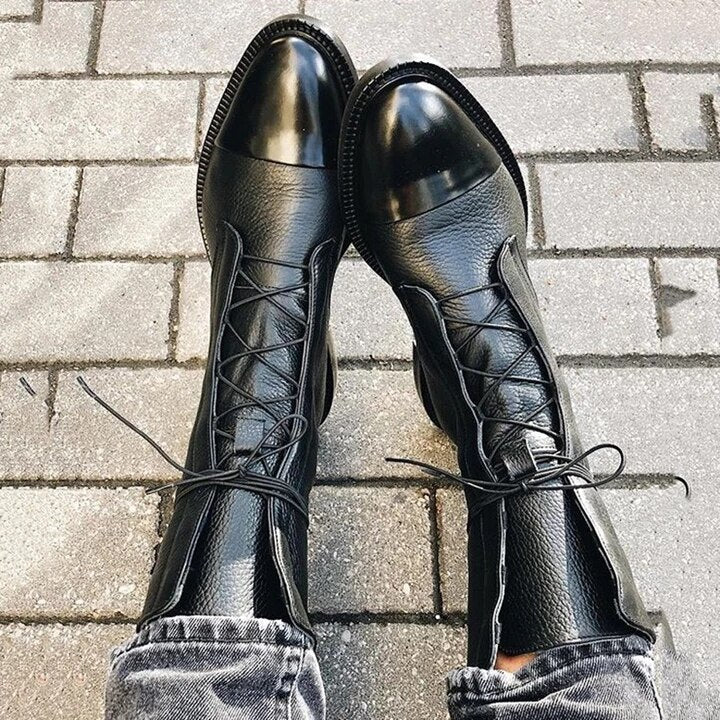 Bottes élégantes femme, polyvalentes pour automne-hiver. Talon stable et lacets, idéales pour un look raffiné.