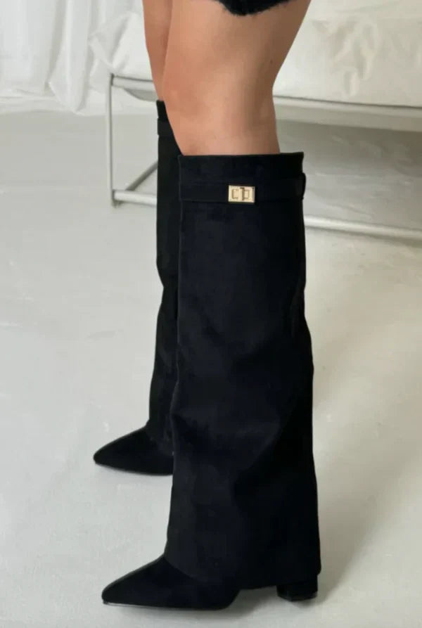 "Bottes hautes suédine pour femme avec boucle dorée, bout pointu et talon compensé élégant pour un style chic et confortable.