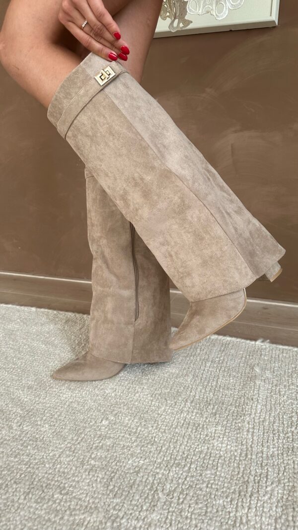 Confort et style hivernal : Bottes hautes femme noires à talon bloc, montantes au genou, pour un look mode.