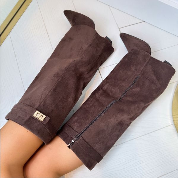 Bottes hautes femme à talon bloc noires ou beiges, élégantes et confortables. Mode au genou pour hiver.