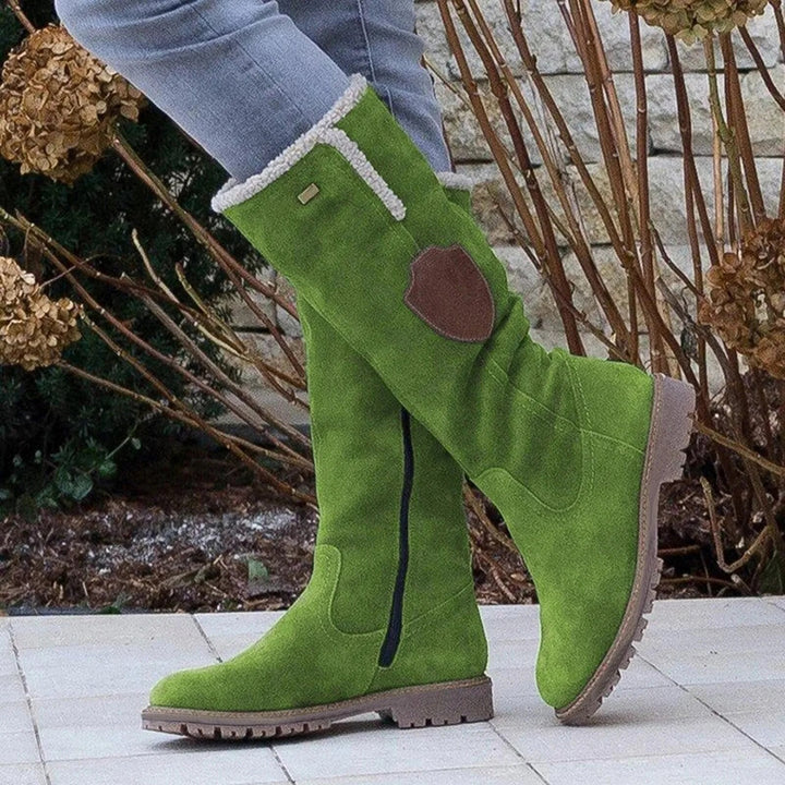Bottes femmes stylées, idéales pour l'hiver. Chaleur, confort et mode garantie. Chaussures antidérapantes.