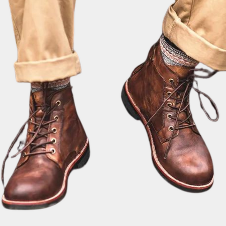 Bottes homme classiques en cuir. Style élégant et robuste, parfaites pour toutes occasions.