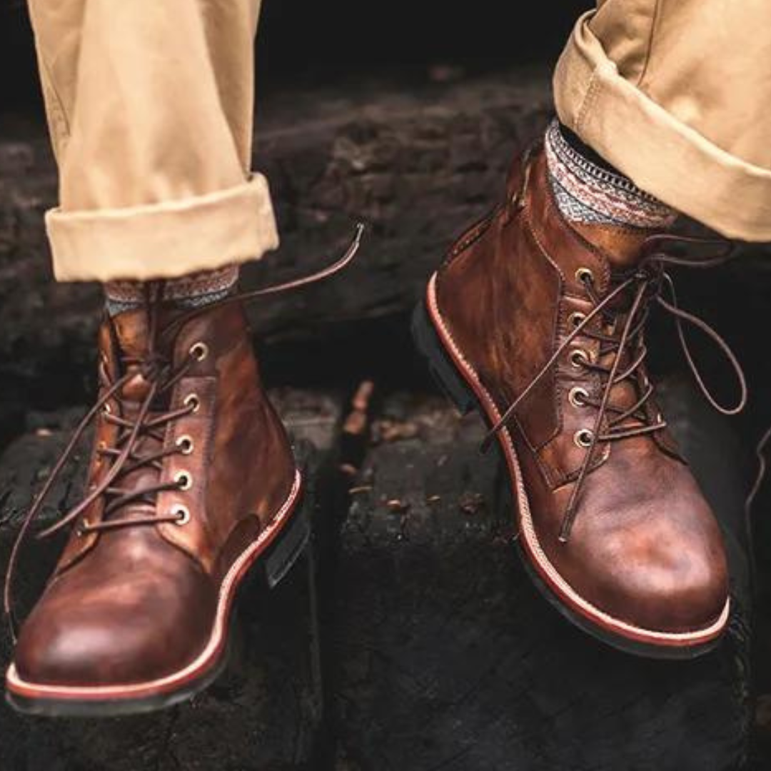 Bottes homme classiques en cuir. Style élégant et robuste, parfaites pour toutes occasions.