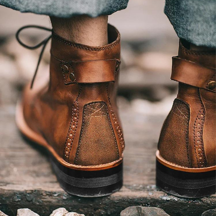 Bottes homme classiques en cuir. Style élégant et robuste, parfaites pour toutes occasions.