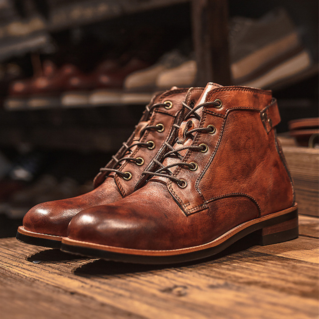 Bottes homme classiques en cuir. Style élégant et robuste, parfaites pour toutes occasions.
