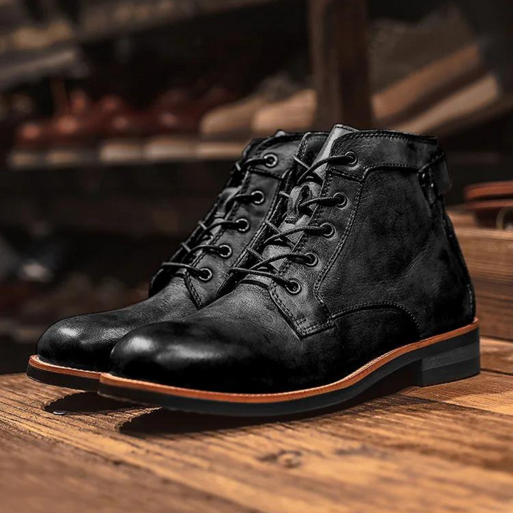 Bottes homme classiques en cuir. Style élégant et robuste, parfaites pour toutes occasions.