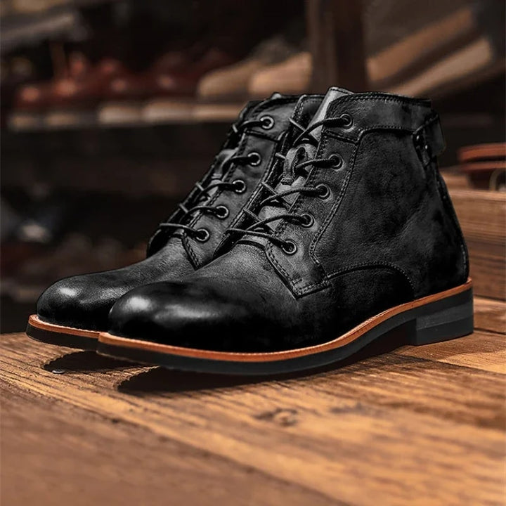Bottes homme cuir rétro, style classique.  Chaussures élégantes et durables.
