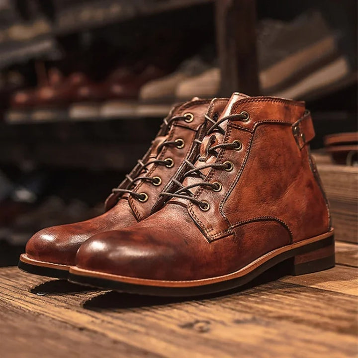 Bottes homme cuir rétro, style classique.  Chaussures élégantes et durables.