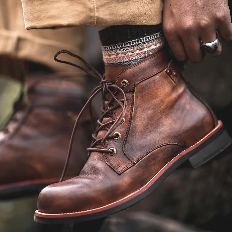 Bottes homme cuir rétro, style classique.  Chaussures élégantes et durables.