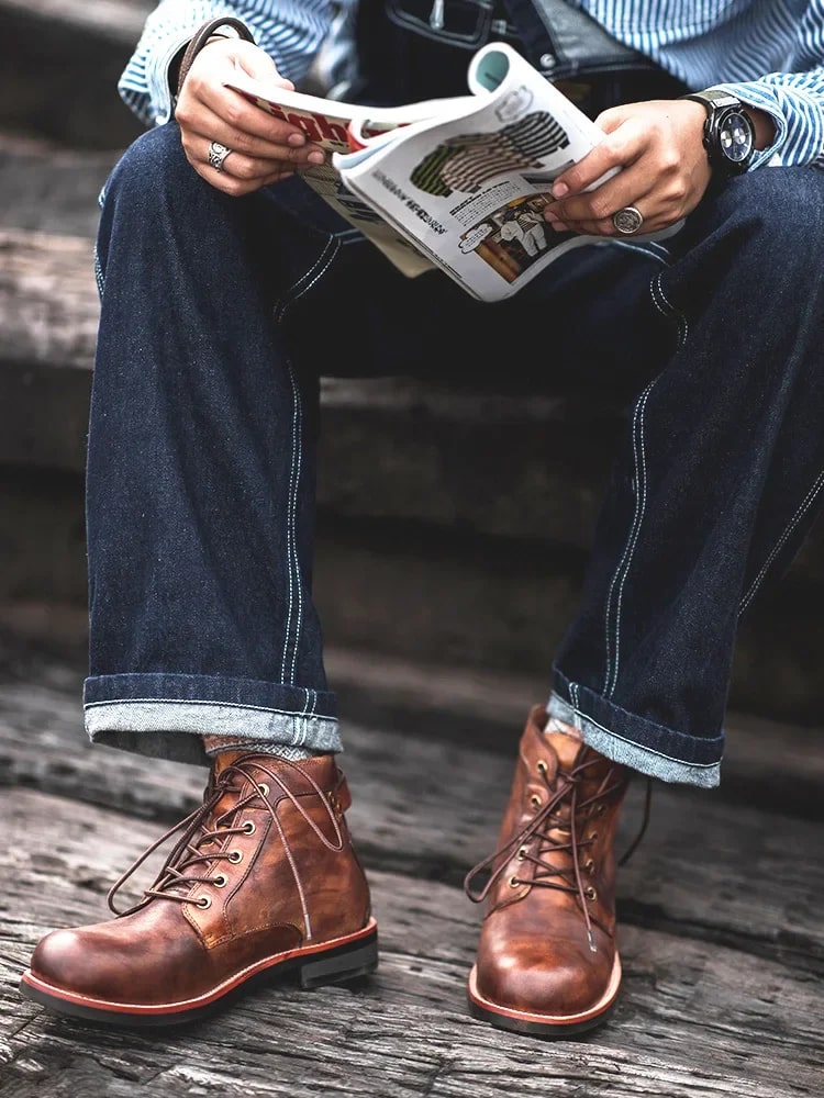Bottes homme cuir rétro, style classique.  Chaussures élégantes et durables.