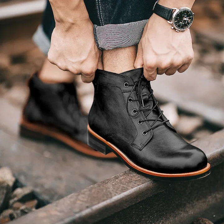 Bottes homme cuir rétro, style classique.  Chaussures élégantes et durables.