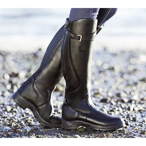 Bottes homme imperméables élégantes et robustes.  Chaussures pour homme, design moderne.