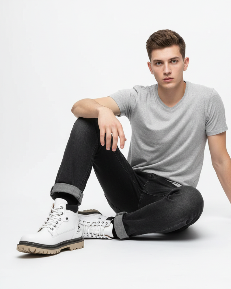 Paire de bottes homme, élégantes et confortables. Semelle durable, style classique pour chaussures mode homme.