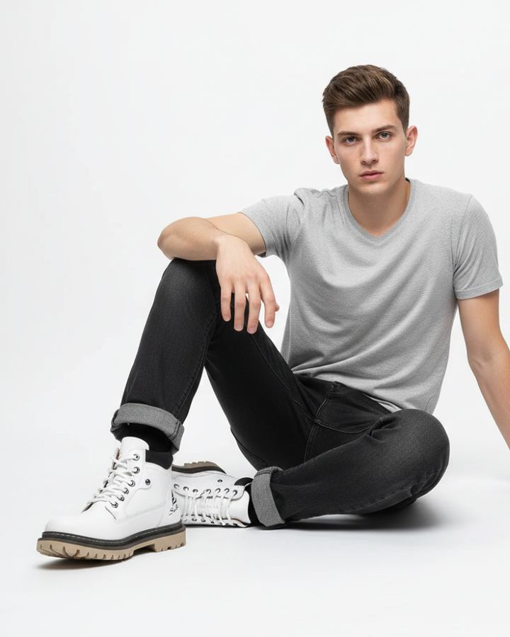 Paire de bottes homme, élégantes et confortables. Semelle durable, style classique pour chaussures mode homme.