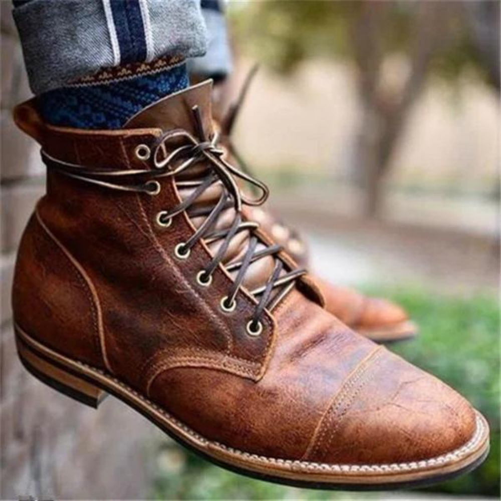 "Bottes homme marron vintage, robustes et élégantes, pour style intemporel et durabilité"