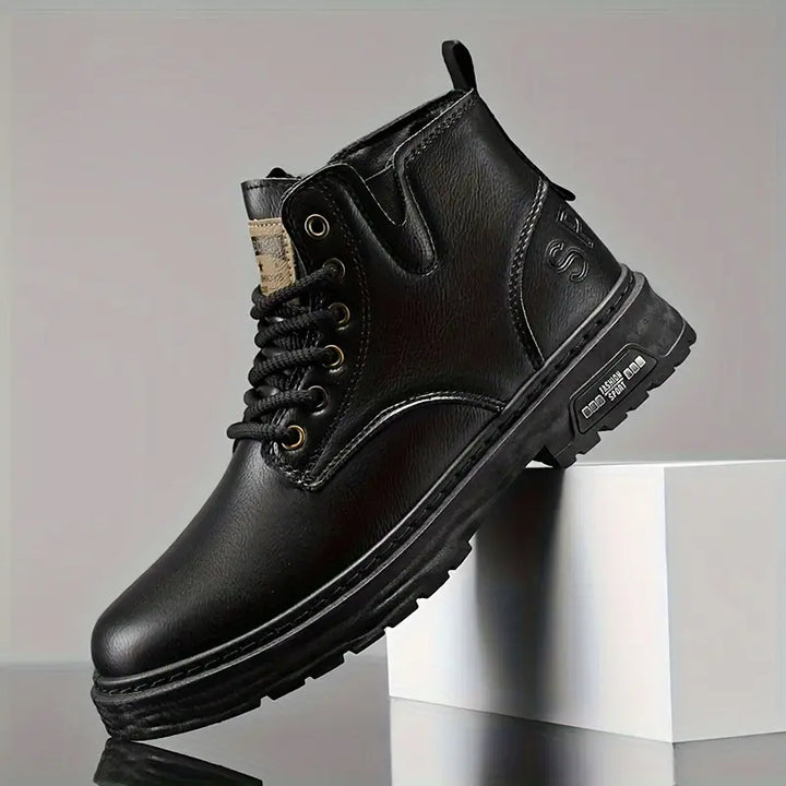 Découvrez ces bottes homme robustes et imperméables, conçues pour le confort et l'aventure, parfaites pour l'hiver.