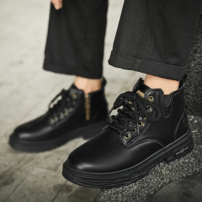 Bottes homme marron confortables, imperméables et robustes, parfaites pour la ville et l'hiver.