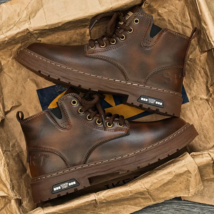 Chaussures hiver homme robustes, ces bottes imperméables noires offrent confort et adhérence pour la randonnée.
