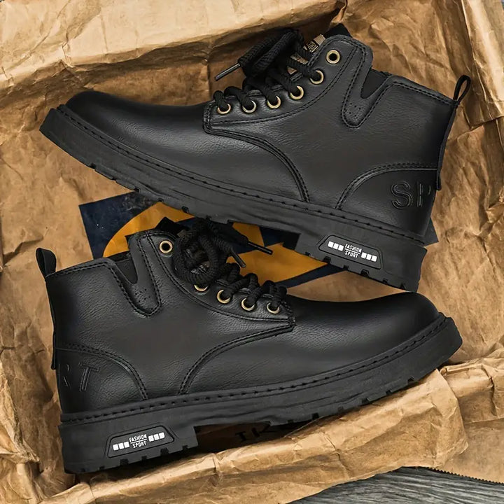 Bottes homme marron robustes, imperméables et confortables, idéales pour les sentiers et la vie urbaine.