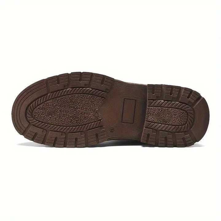 Bottes homme noires durables, imperméables pour protéger vos pieds lors de randonnées ou en ville par mauvais temps.
