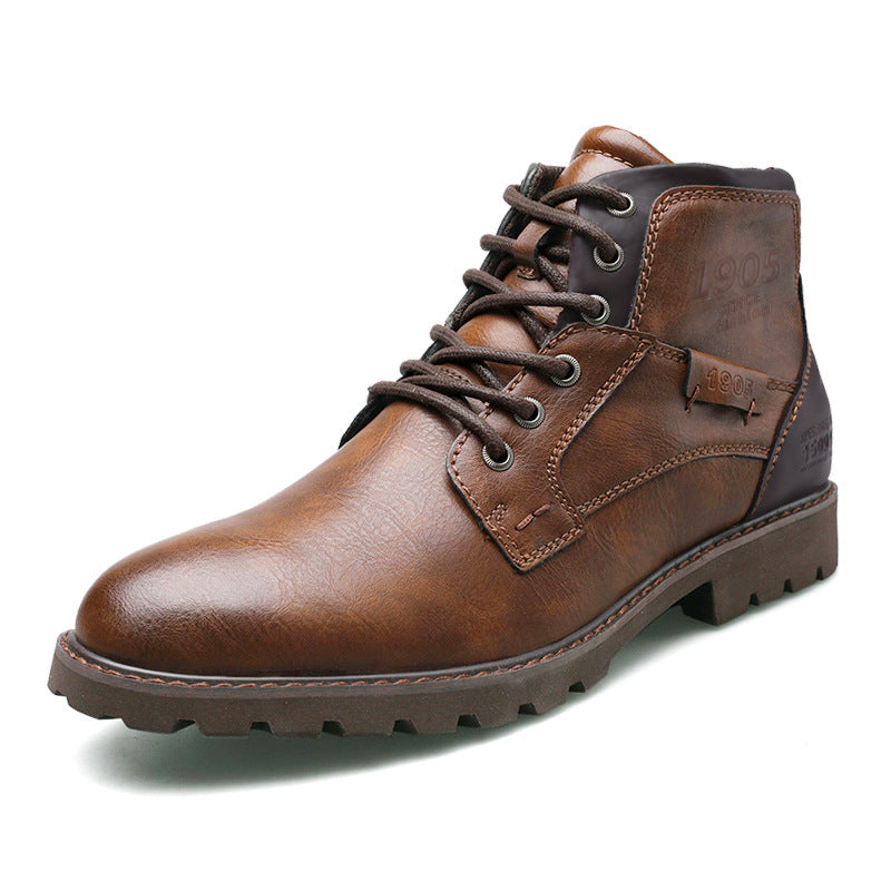 Vue latérale des bottes hommes robustes avec semelle antidérapante, idéales pour randonnée légère ou ville.