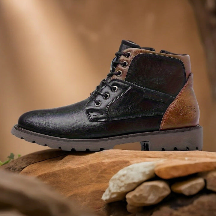 Gros plan sur la semelle robuste et antidérapante des bottes hommes, garantissant adhérence et sécurité.