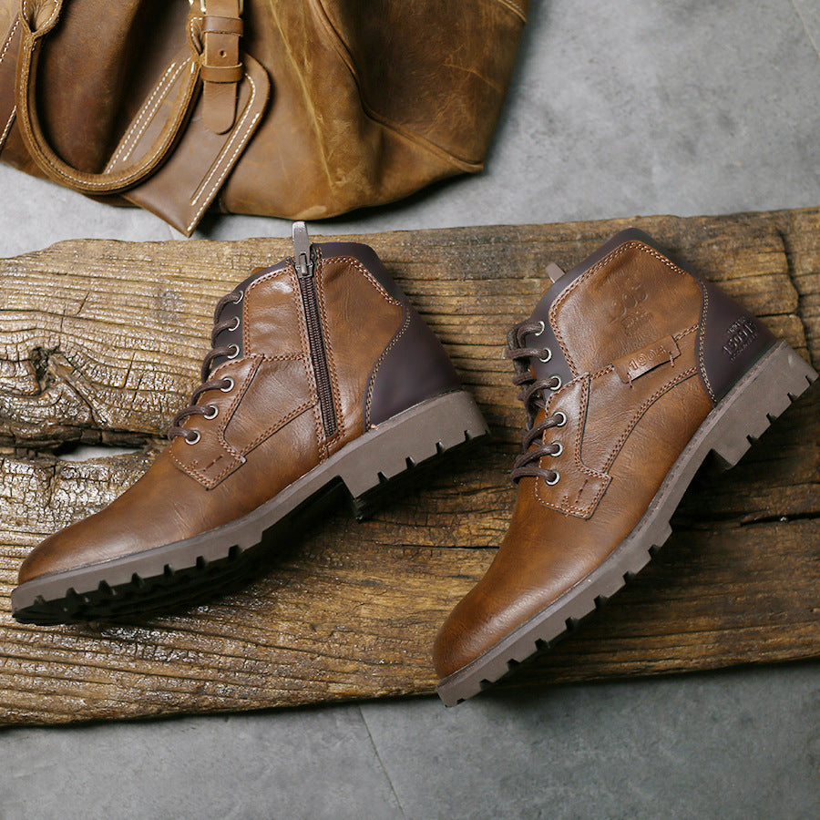 Texture du matériau résistant des bottes hommes, alliant style et confort pour les chaussures d'automne/hiver.