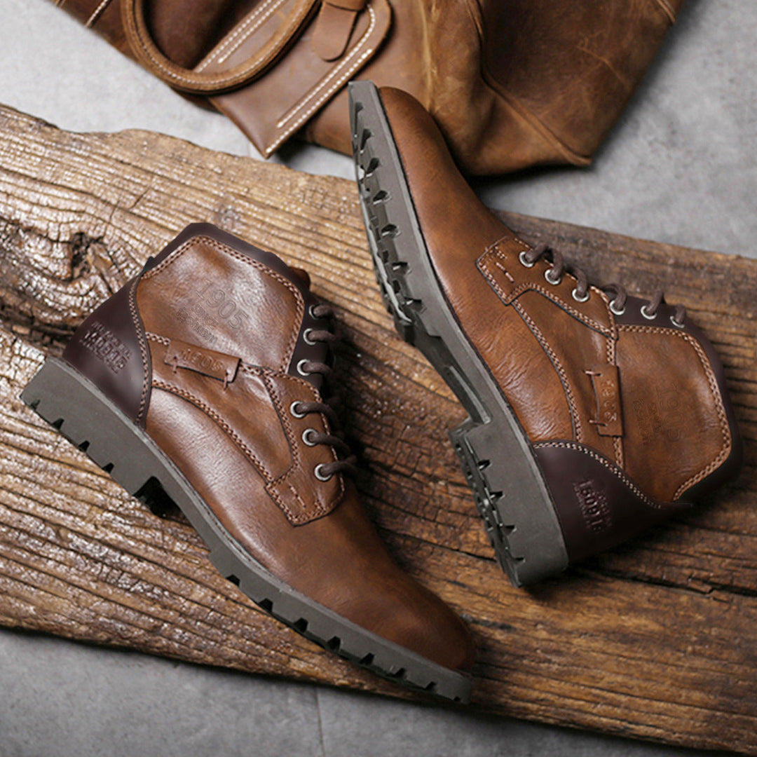 Homme portant des bottes décontractées polyvalentes, au style urbain et confortables pour le quotidien.