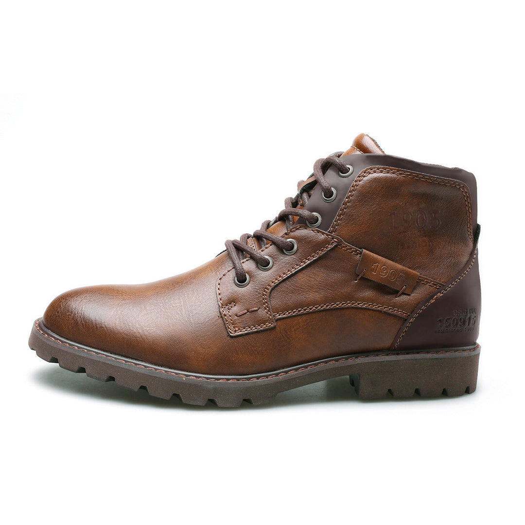Détail des lacets des bottes hommes, assurant un ajustement parfait et un design pratique et stylé.