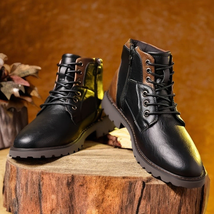 Paire de bottes hommes polyvalentes, parfaites comme chaussures d'automne ou d'hiver, robustes et antidérapantes.